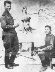 И. К. Демченко (слева), 1944 г. В нижней части картина о Любе Земской