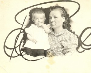 Прасковья Степановна Романенко с младшей дочерью Алевтиной, 1941 год
